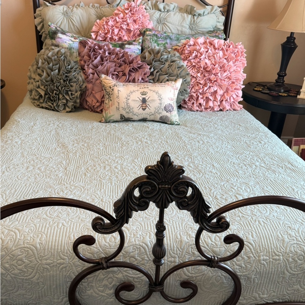 Elegant Bedding Set with Pink and Gray Accents